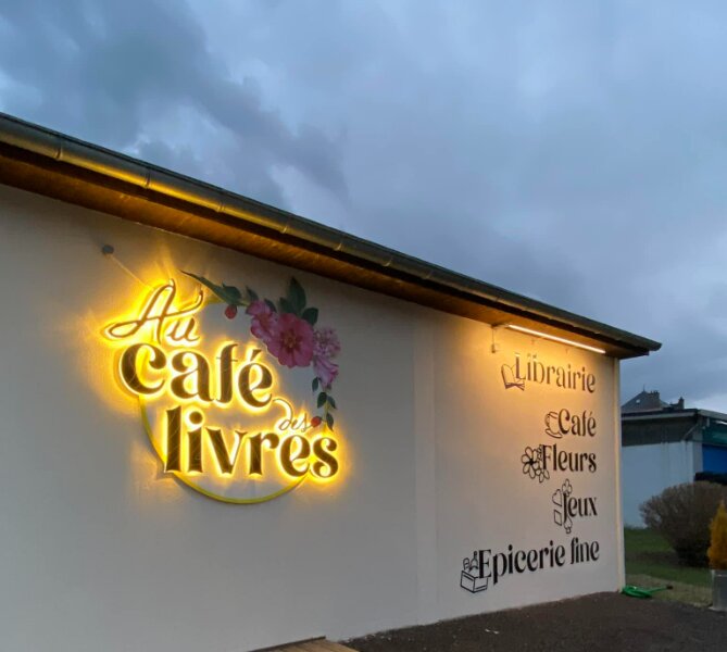 Au Cafe des Livres, 14 Avenue Max Mabit Fournier, 15800 Vic-sur-Cère