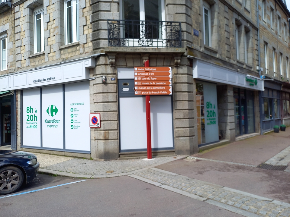 Carrefour Express, 19 Place des Chevaliers de Malte, 50800 Villedieu-les-Poêles