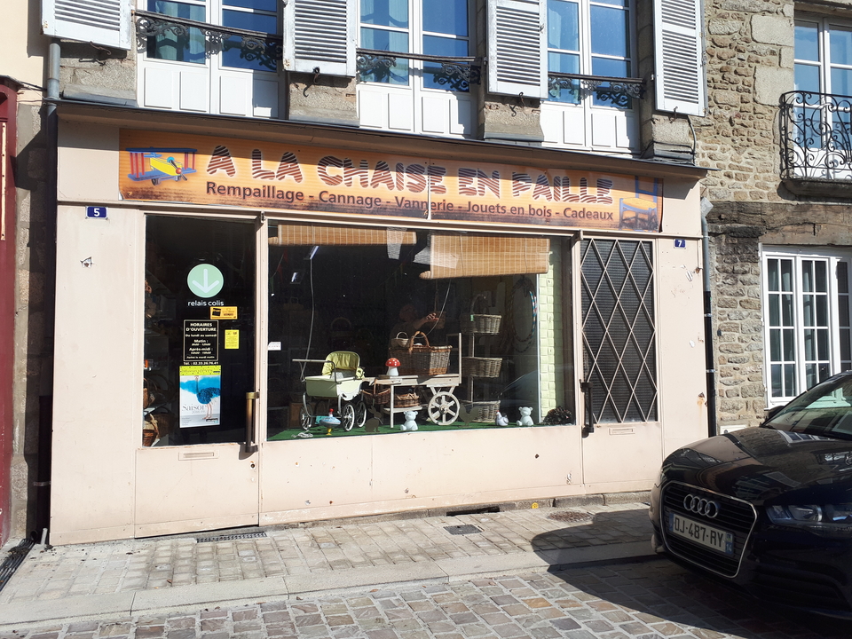 A la Chaise en Paille, 5 Place À l'Avoine, 61000 Alencon
