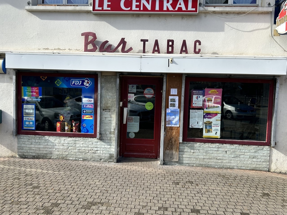 Le Central, 11 Place Dechandon, 42240 Unieux