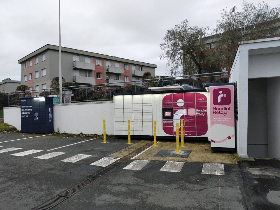 Locker 24/7 E.leclerc Mont Montmorillon, 2 16 Rue du Limousin, 86500 Montmorillon