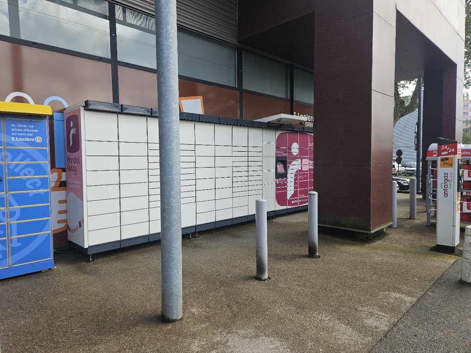 Locker 24/7 E.Leclerc Drive République 71000 Macon, 26 55 Carrefour de l'Europe, 71000 Mâcon