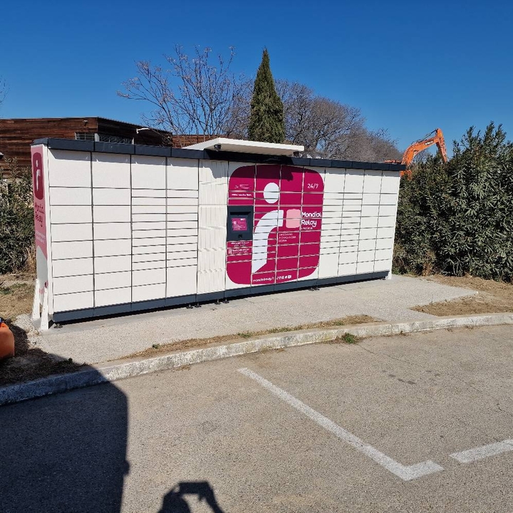 Locker 24/7 Lavage Auto 30600, 145 Centre commercial la petite camargue, 30600 Vauvert