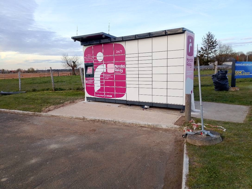 Locker 24/7 Station Total, 45 45 Rue de la Piscine, 72390 Dollon