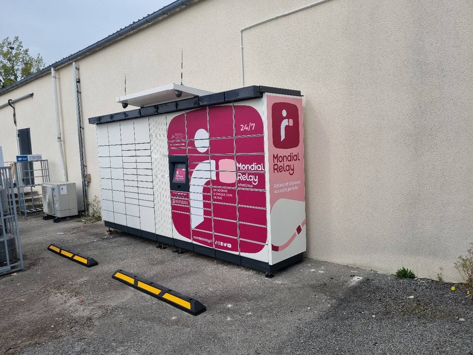 Locker 24/7 Carrefour Express 53410 Saint-Pierre-La-Cour, 3 1 Place des Cyprès, 53410 Saint-Pierre-la-Cour