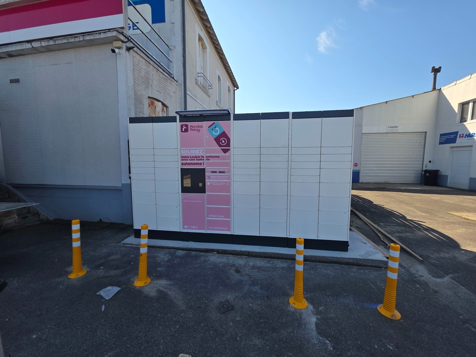Locker 24/7 Esso 72230 Arnage, 22 22 Avenue nationale, 72230 Arnage