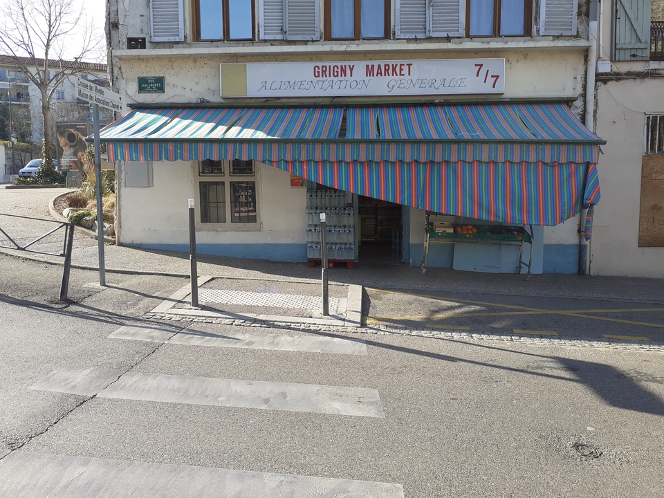 Superette Oasis, 26 Place Jean Jaurès, 69520 Grigny