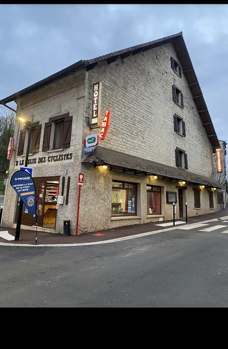 A la Halte des Cyclistes, 9 Place de Strasbourg, 78600 Le Mesnil-le-Roi