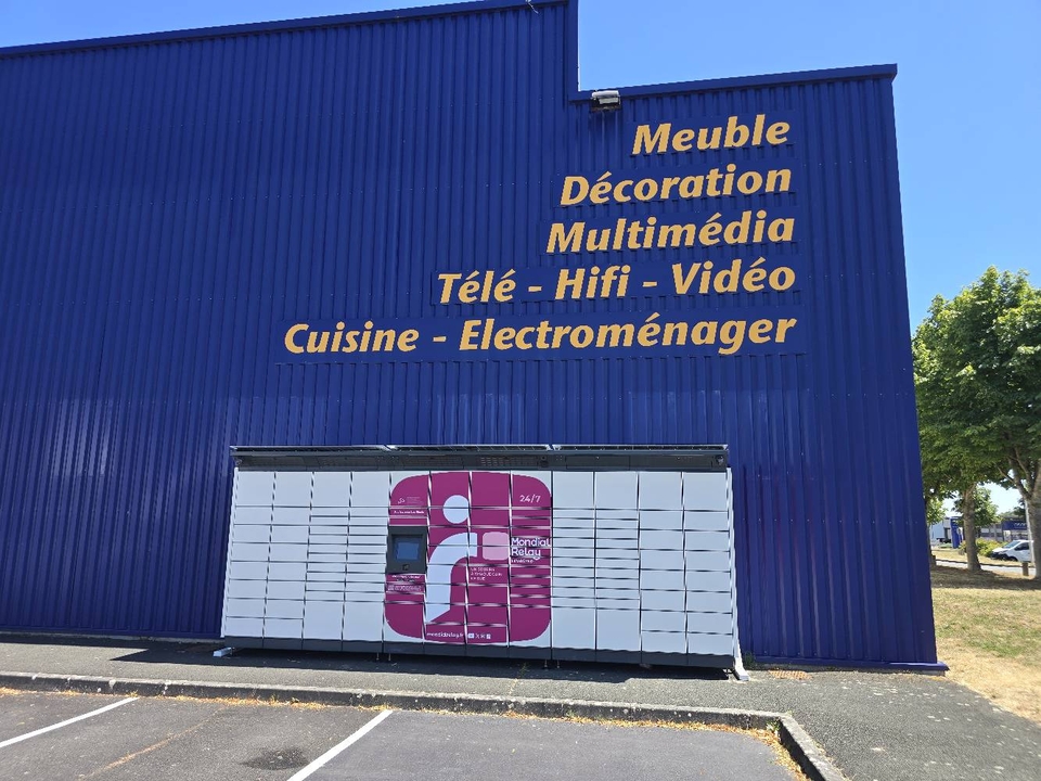 Locker 24/7 Conforama Saumur Distre, Distré - Champ Blanchard, 49400 Distré