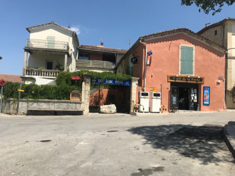 Cafe de la Poste, 1 Place du Pigeonnier, 30350 Moulezan