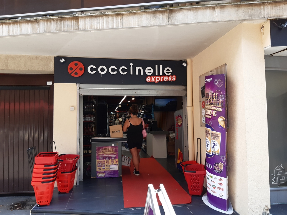 Coccinelle, 28 Rue Brunel, 75017 Paris