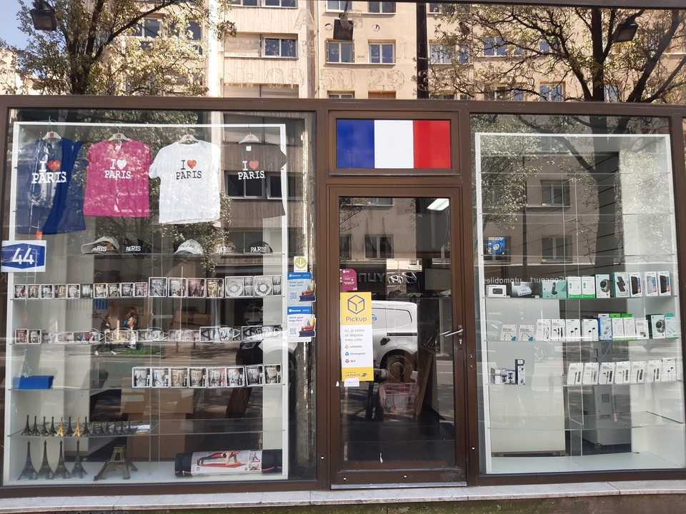 Moughal, 44 Avenue Claude Vellefaux, 75010 Paris