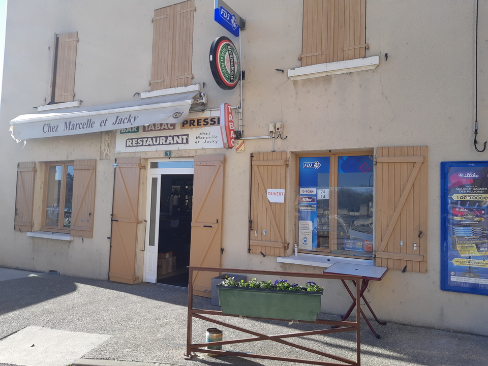 Chez Marcelle et Jacky, 1 Place de la Paix, 38370 Saint-Alban-du-Rhône